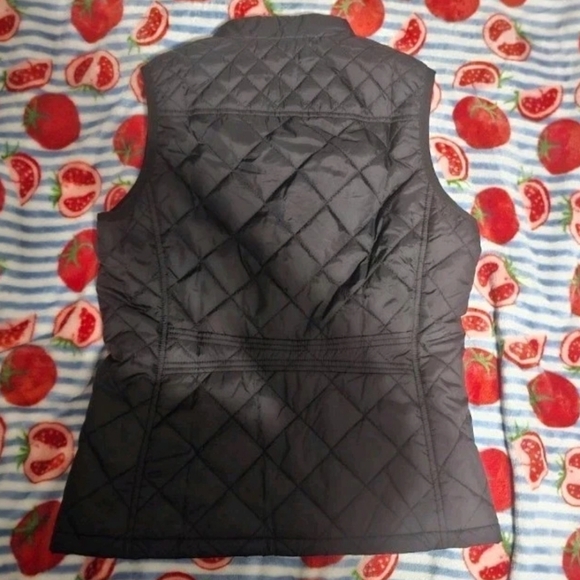 Black Quilted Sleeveless Vest - Picture 3 of 3